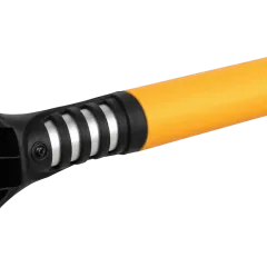 Щетка для уборки снега Denzel со скребком 600 мм (55325)